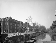 812427 Gezicht op de Stadsbuitengracht en de Catharijnesingel te Utrecht, vanaf de Bartholomeïbrug, met links het ...